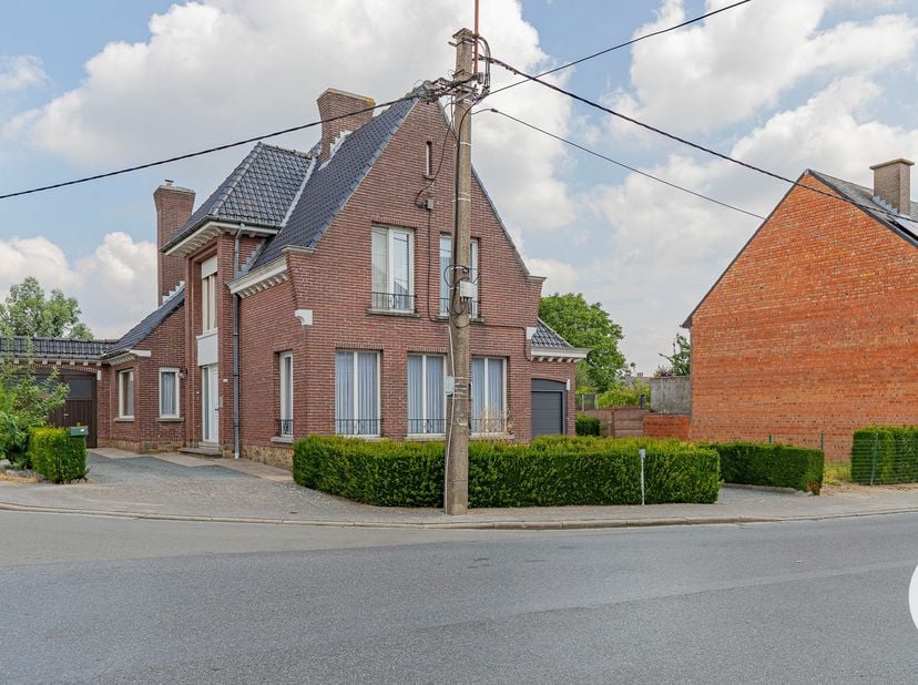 EERSTE BEZOEKDAG ZATERDAG 22/08 VAN 10U TOT 14U (enkel op afspraak!)<br />
ERONDEGEM - Deze te renoveren, solide woning met 3 slaapkamers bevindt zich