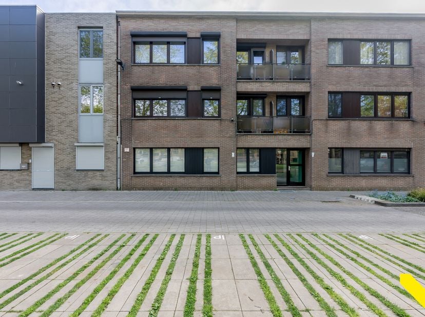 Ruim en lichtrijk appartement met 2 slaapkamers op een rustige ligging<br />
Dit verzorgde appartement geniet van een aangename ligging tegenover een