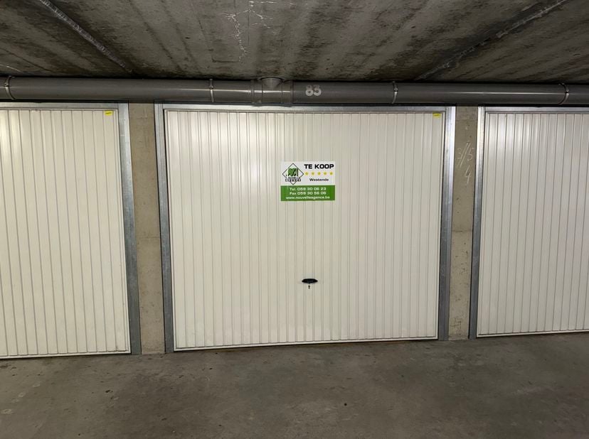 Residentie KATHY : over de trambaan met inkom langs de Badenlaan 41, individuele gesloten garage van +/- 15m². Diepte : 5m65; Breedte : 2m65; Hoogte a