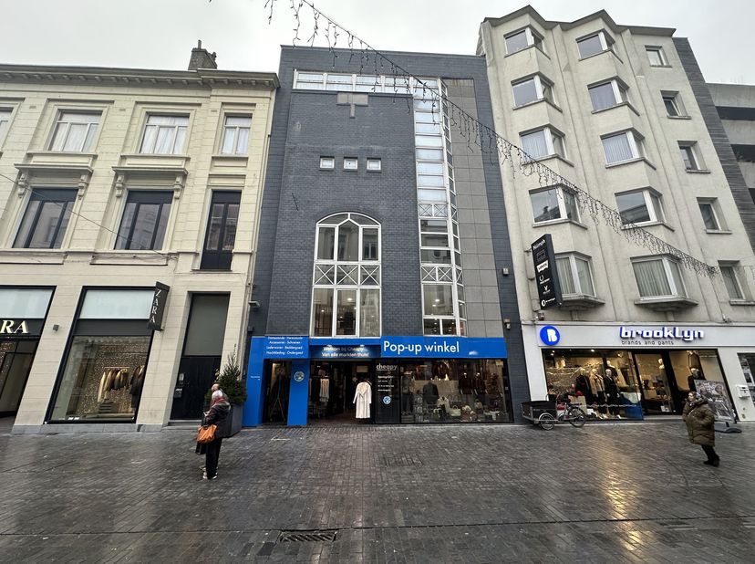 Uniek handelspand te koop in dé winkelstraat van Oostende – Kapellestraat 78<br />
Dit gebouw bevindt zich op een sterke locatie in de Kapellestraat,