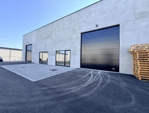                                         Magazijn zonder bureel te huur in Sint-Eloois-Vijve, € 1.015
