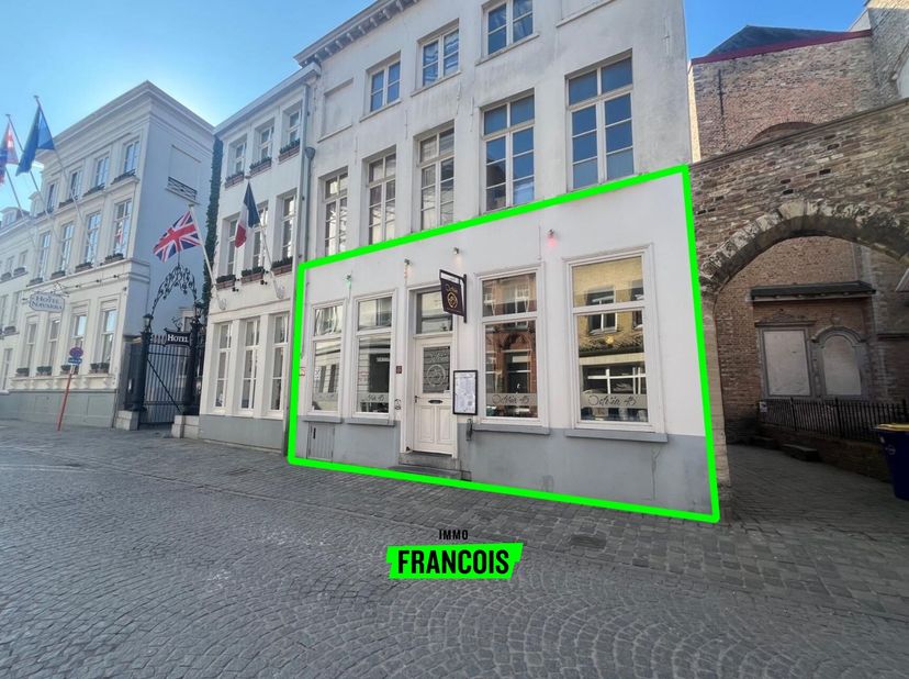 Dans le centre commercial de Bruges, nous trouvons ce restaurant à reprendre. Le bâtiment est à distance de marche de la place du marché, des rues com