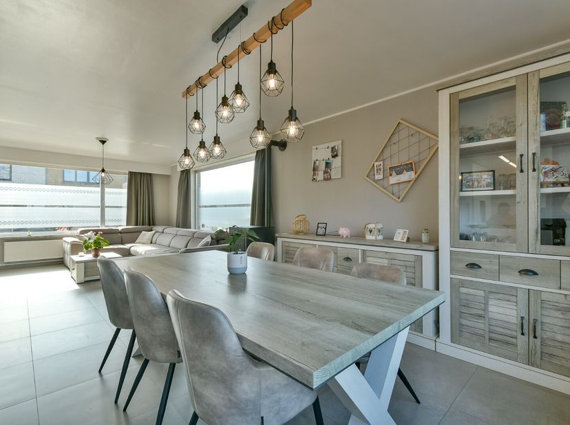 Welkom in Beukenstraat 12, een instapklare en recent gerenoveerde woning in het gegeerde Don Bosco, op een boogscheut van het centrum van Torhout. De