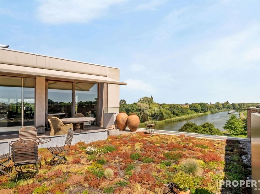 Penthouse très spacieux et exclusif avec des vues inestimables. Cet appartement se caractérise par des finitions de haute qualité et beaucoup d'espace