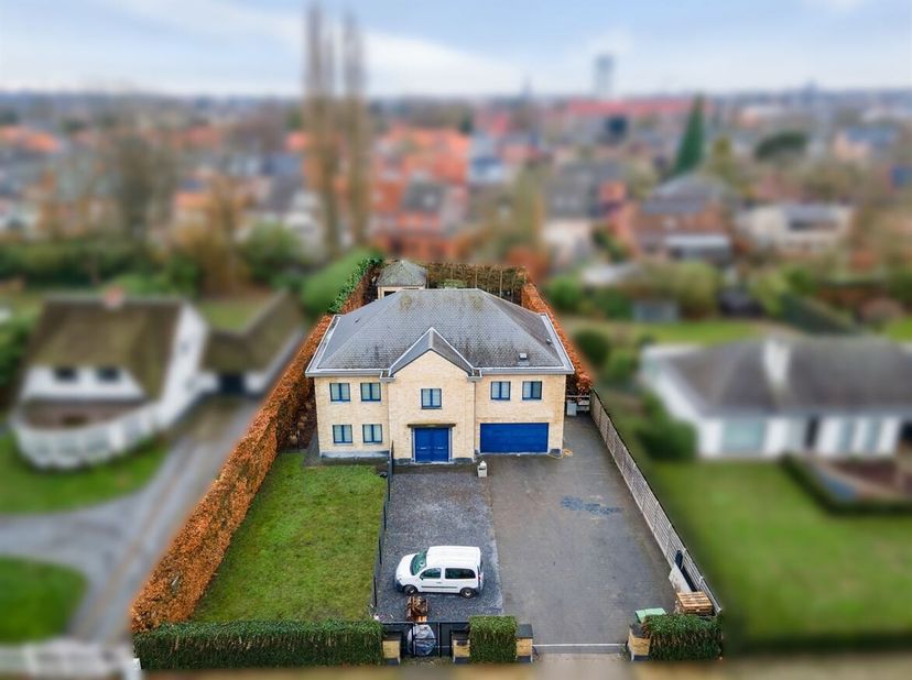 Ruime villa met 4 slaapkamers, lift en zwembad<br />
Deze gezinswoning met 4 slaapkamers is gelegen in Turnhout en biedt uitzonderlijk veel ruimte en