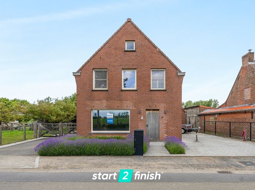 Bezoekmoment op zaterdag 27/6 van 9u tot 12u, reserveer snel uw plaats!<br />
Alleenstaande woning met open zicht en veelzijdig bijgebouw. Veel potent