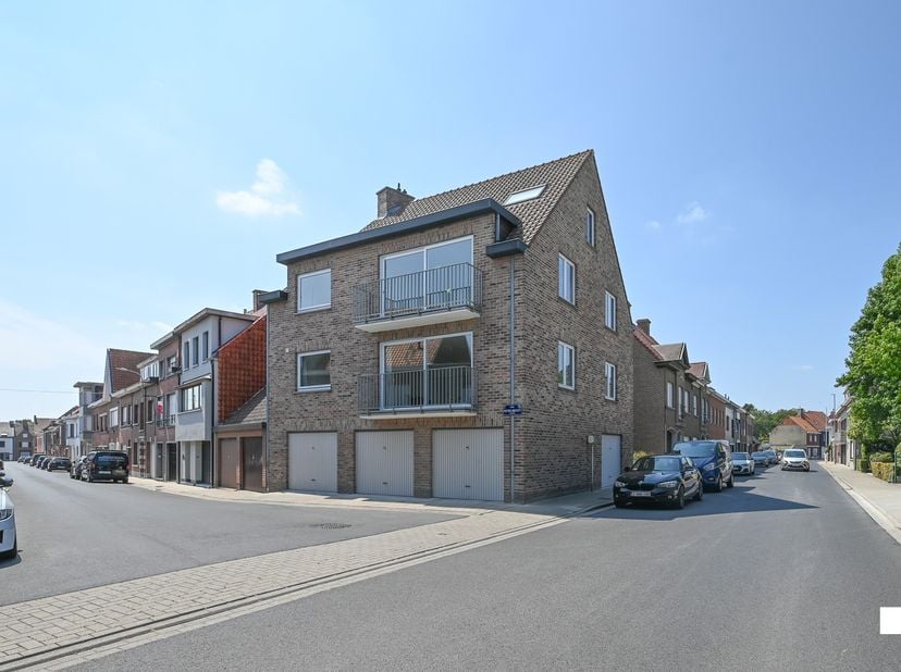 Dit stijlvol gerenoveerde duplexappartement bevindt zich op de tweede verdieping van een kleinschalige residentie, bestaande uit twee appartementen en