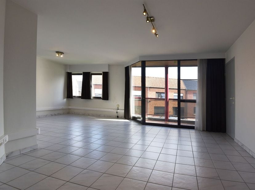 Dit instapklaar appartement in Maldegem is ideaal voor wie op zoek is naar een comfortabele en ruime woonruimte. Het appartement is gelegen in een rus