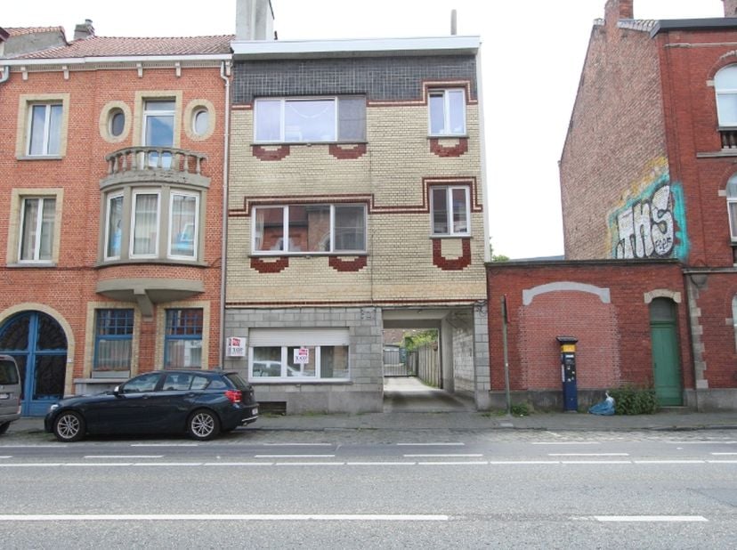Gelijkvloers 2 à 3-slpk appartement in een kleine residentie, uitstekend gelegen te Sint-Amandsberg.<br />
Hier woon je vlakbij het centrum van Gent e