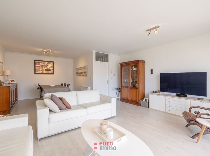 Dit stijlvol gerenoveerde appartement bevindt zich op een centrale locatie in Nieuwpoort, op korte afstand van winkels, openbaar vervoer en de kust.<b