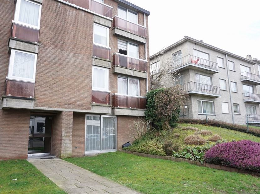 Studio volledig gerenoveerd met +-25m² woonopp. op gelijkvloers te huur.<br />
Vlak bij het gemeentehuis van Kraainem.<br />
Indeling:<br />
Living