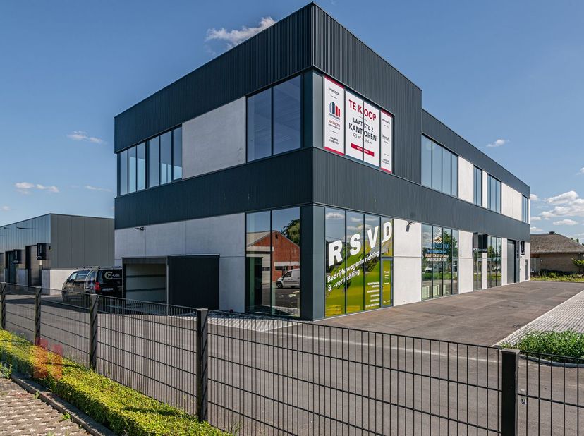 Nieuwbouw kantoorruimte&amp;nbsp;met een oppervlakte van 684 m² en 14 privatieve parkeerplaatsen te koop.<br />
<br />
Het casco kantoor situeert zich op