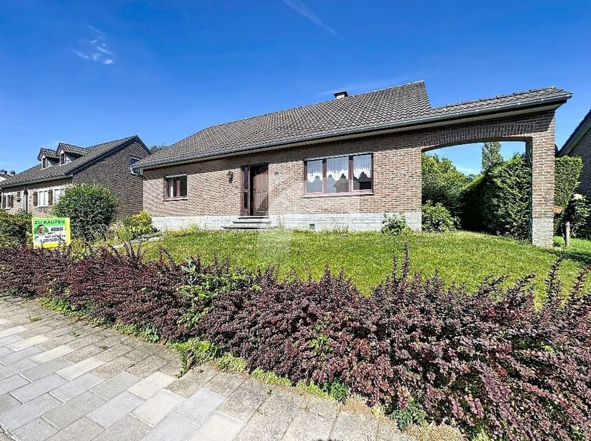 NEU-MORESNET Dr. Molly Str., 60 : construite en 1983, cette maison de très bonne structure offre un excellent potentiel après quelques travaux de mode
