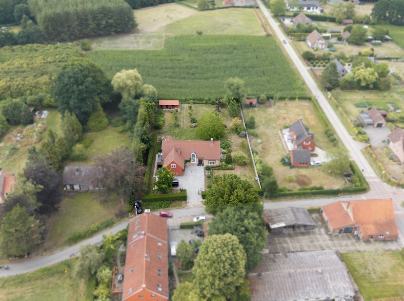 Knappe instapklare villa op prachtig perceel met uitzicht op groene, rustige omgeving<br />
LOCATIE – een plek waar u vanaf het eerste moment thuiskom
