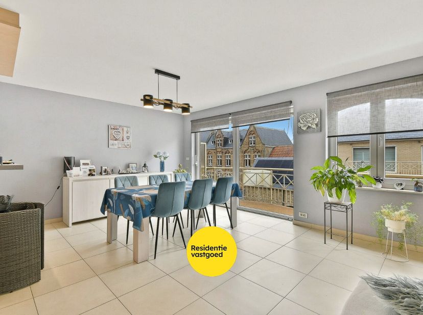 Dit verzorgd duplex-appartement is gelegen in het centrum van Gistel en combineert een rustige woonomgeving met een praktische indeling en aangenaam w
