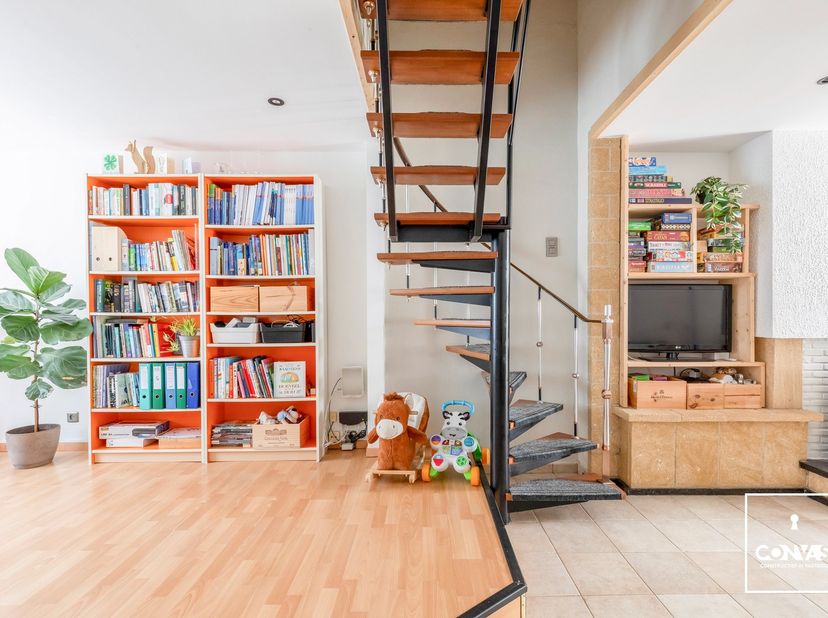 Deze perfect instapklare woning met drie slaapkamers is rustig gelegen, vlakbij natuurreservaat De Bourgoyen en heeft een heel aangename groene tuin.<