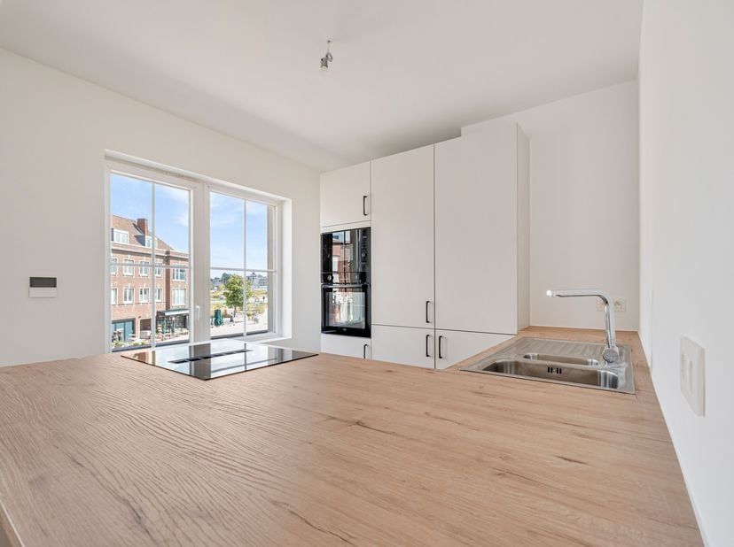 Energiezuinig appartement te koop in centrum Kortrijk<br />
We vinden het appartement op de eerste verdieping en betreden het via de inkomhal met gast