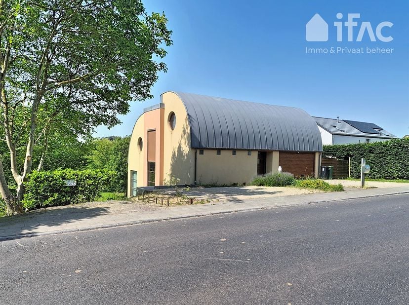 Unieke moderne split-levelvilla van 1997, perfect onderhouden en gelegen op een prachtig perceel van 17a 83ca, met een adembenemend uitzicht over de v