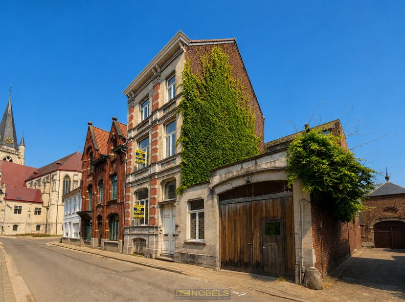 STATIGE HERENWONING uit 1905, gelegen op WANDELAFSTAND van het CENTRUM van Ronse. Deze KARAKTERVOLLE EIGENDOM combineert de CHARME van een AUTHENTIEKE