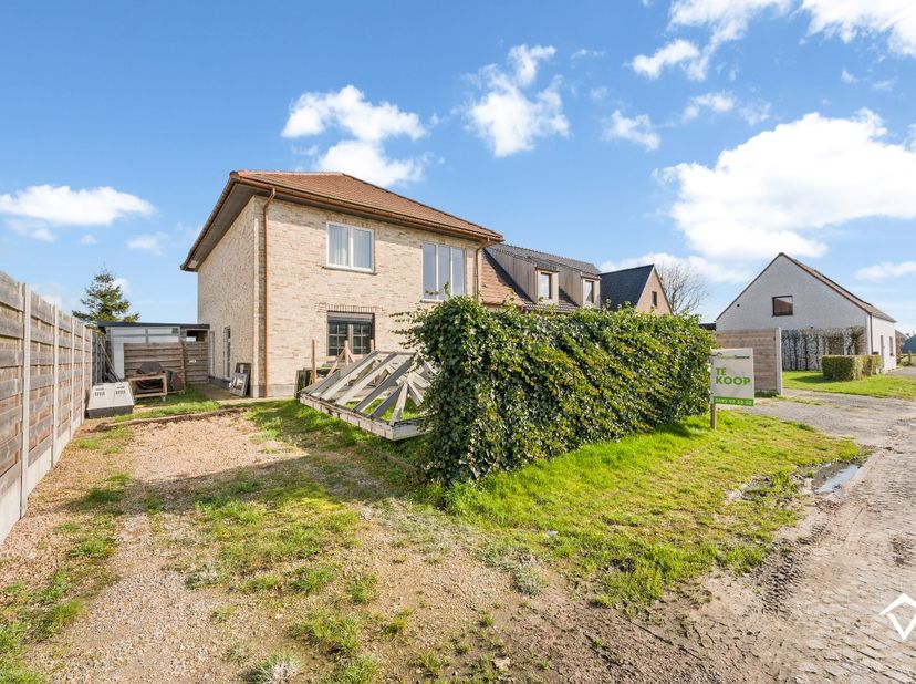Deze woning is gelegen op een grondoppervlakte van 658 m² en bestaat uit: inkomhal - toilet - living - keuken - wasplaats - berging - garage - 1 slaap