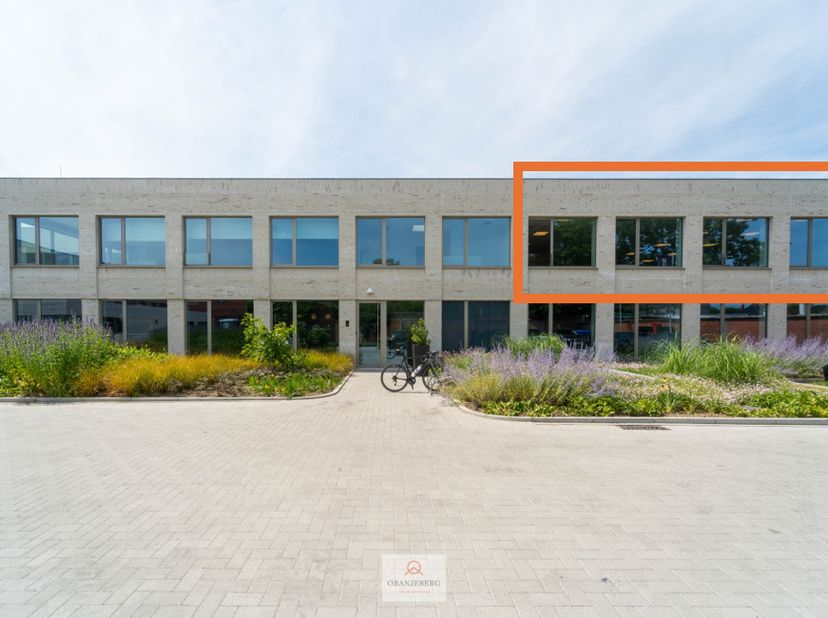 Instapklare kantoorruimte op een vlot bereikbare locatie? Deze polyvalente kantoorruimte van 193 m² bruto vloeroppervlakte (ca. 177 m² netto) bevindt