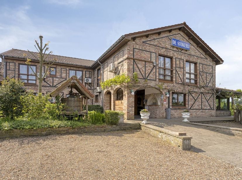 La maison de vacances De Stokerij, ancien hôtel 3 étoiles, bénéficie d'un emplacement idéal entre Bruges et Ostende.<br />
Cette charmante maison de v