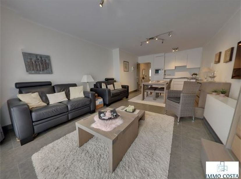Ontdek dit top appartement aan de verlengde zijstraat van het Epernayplein, gelegen te Parijsstraat 3, Middelkerke. <br />
Dit prachtige appartement