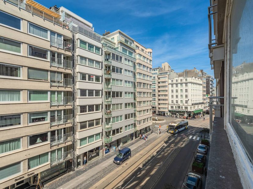 Découvrez cet appartement lumineux et bien entretenu situé au quatrième étage de la résidence Hilario à Ostende. Cet appartement prêt à emménager béné