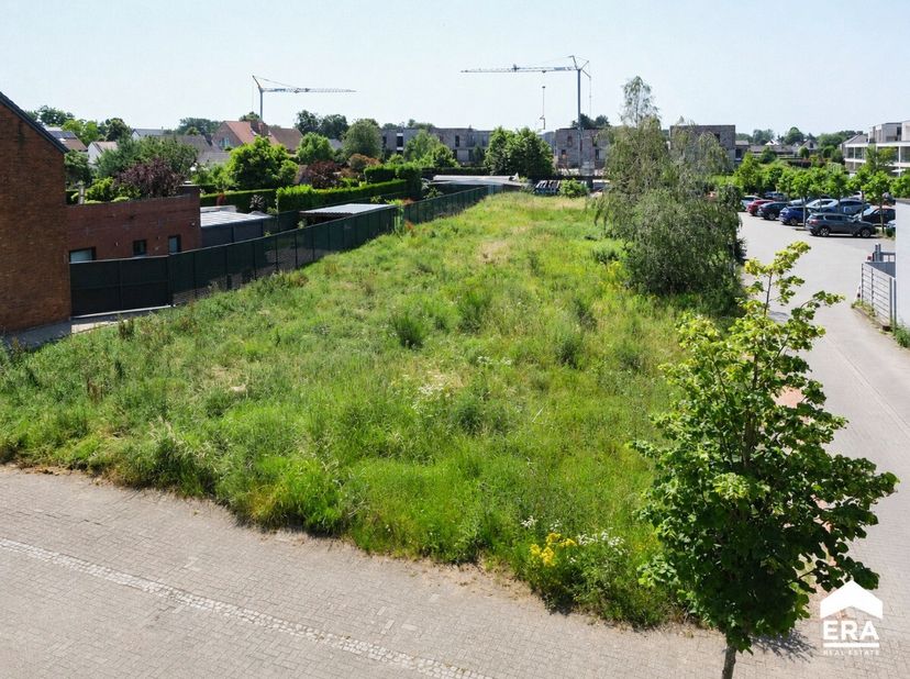 In het centrum van Zonhoven bevindt zich deze uitstekend gelegen projectgrond met potentieel voor een kleinschalig residentieel project. Volgens de ge