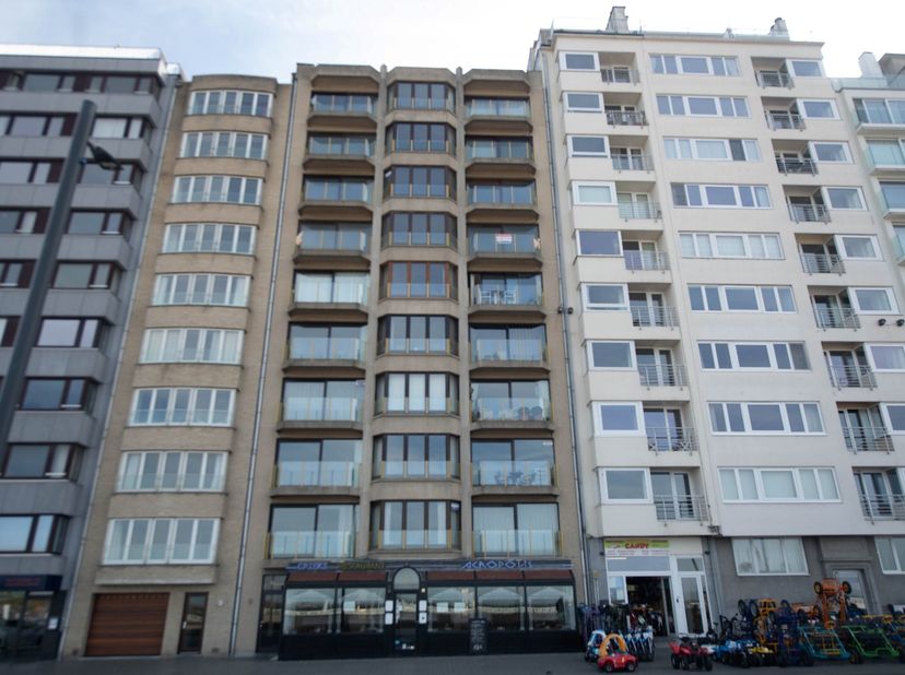 Pracht gelegen appartement met zicht op de haven, Oosteroever, klein strand en zeezicht.<br />
Bestaande uit  inkomhal, living met open ingerichte keu