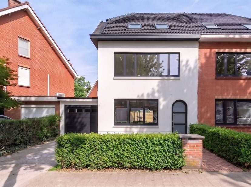 Instapklare woning met stadstuin, oprit en garage in de geliefde Elsdonkwijk.<br />
<br />
OMGEVING<br />
Droom je van een woning in een rustige, k
