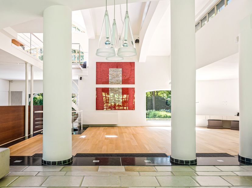 Villa onder moderne architectuur met binnenzwembad in de meest gegeerde villawijk van Schilde. In de directe omgeving zijn scholen en winkels. Bovendi