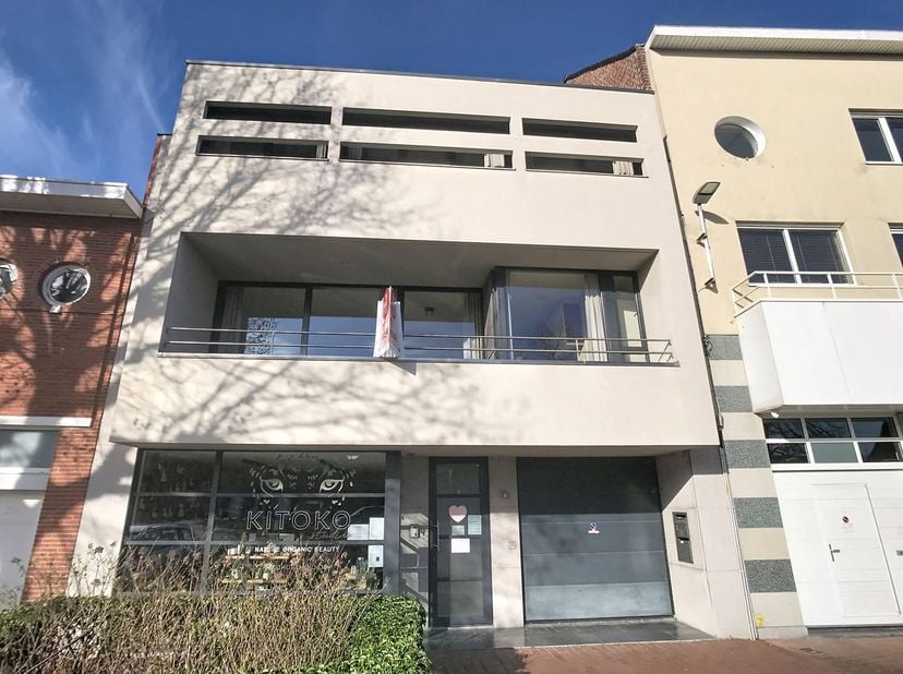 Deze bel-etage woning/appartement bevindt zich in de Hondstraat. Op het gelijkvloers is een schoonheidssalon gevestigd. De eerste en tweede verdieping