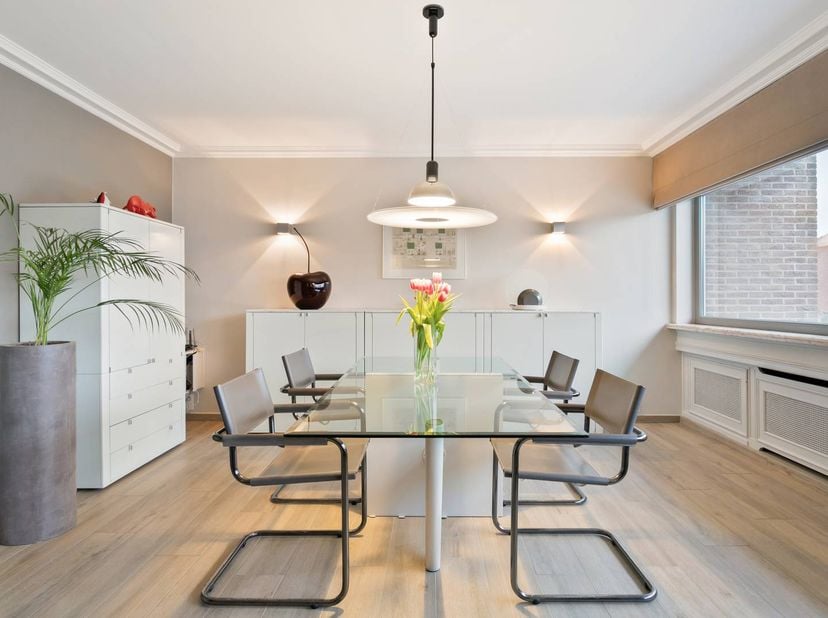 Vous recherchez une propriété polyvalente à Courtrai ? Ce bâtiment combine un rez-de-chaussée commercial avec une surface habitable de qualité.<br />