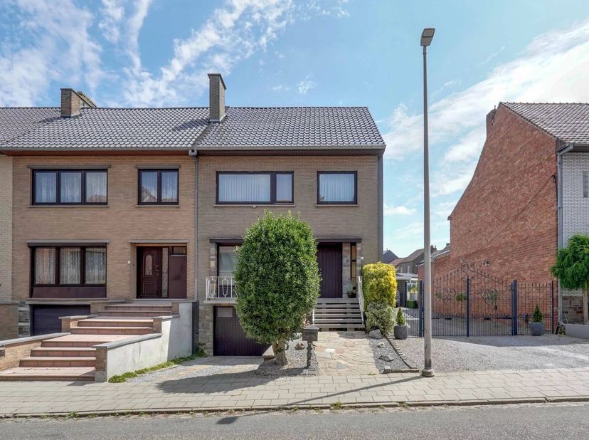 Deze ruime woning ligt in de Slachthuisstraat, quasi in het centrum van Borgloon en op zeer geringe afstand van de Steenweg tussen Sint-Truiden en Ton