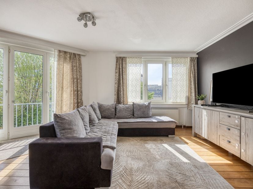 Cet appartement deux chambres séduit par sa luminosité, ses volumes agréables et sa situation centrale.<br />
<br />
Dès l’entrée, vous découvrez un v