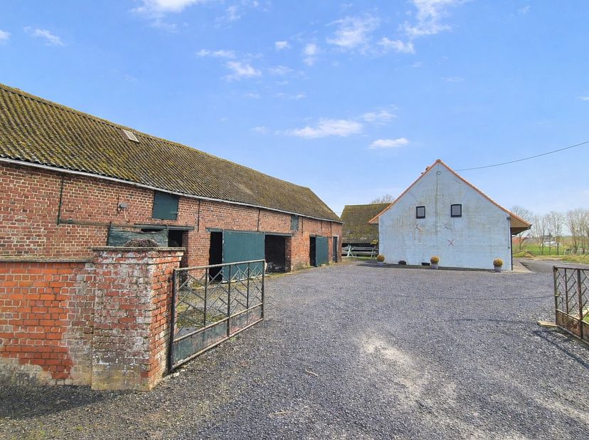 Alleenstaande hoeve met stalling te Heestert (deelgemeente Zwevegem) vormt een zeldzame combinatie van rust, ruimte en landelijke charme. Omgeven door