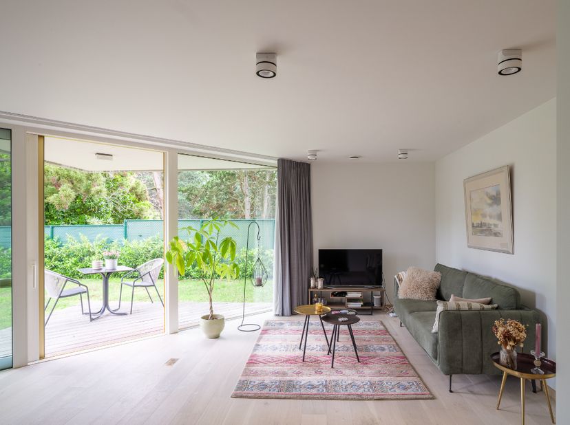 Dit ruime 3-slaapkamerappartement bevindt zich op de gelijkvloerse verdieping van een recente residentie (BJ 2020). Dankzij de ligging achteraan, weg