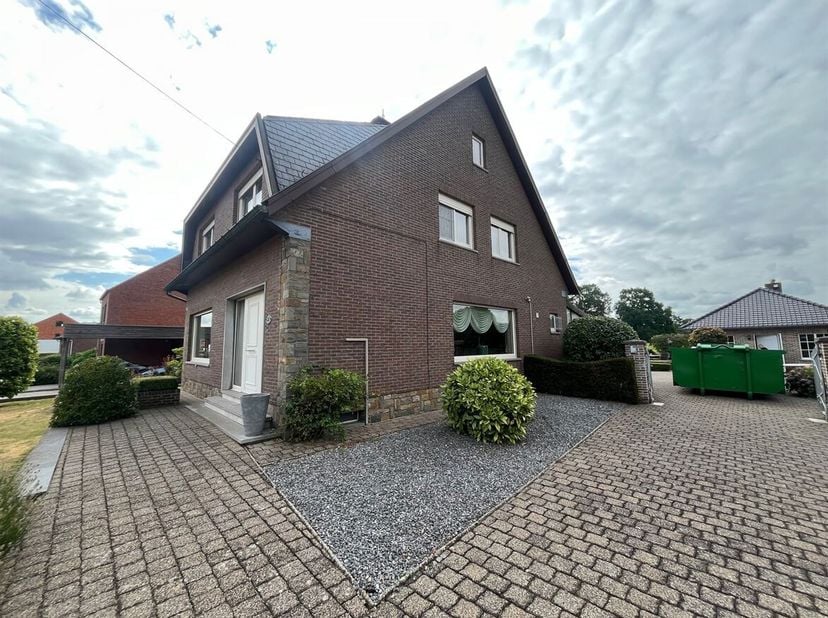 Instapklare woning met 3 slaapkamers, prachtige tuin en extra woon-unit<br />
Ligging: Gelegen langs de Varendonksesteenweg geniet u van een vlotte be