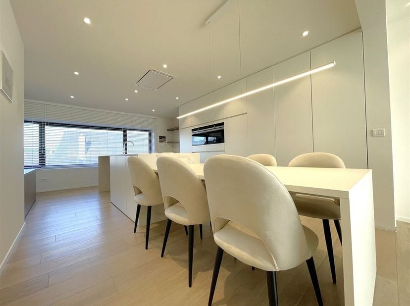 Uitzonderlijk instapklaar appartement met topafwerking in het rustige Denderbelle<br />
In een kleinschalige, recente residentie op de eerste verdiepi