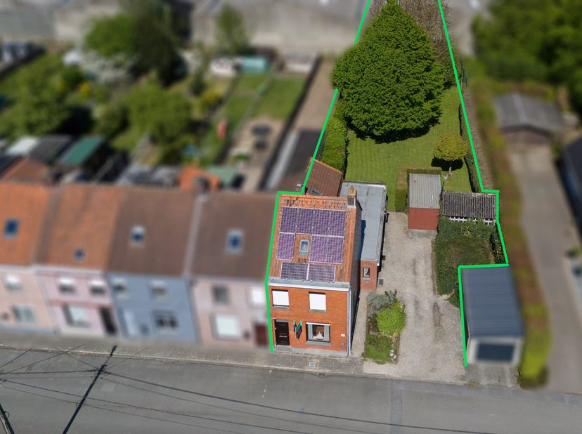 Ben je op zoek naar een rustig gelegen woning met veel ruimte en potentieel? Dan is deze halfopen bebouwing in een doodlopende straat nabij het centru