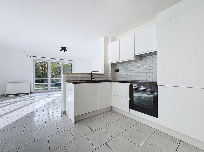 Prix: Offre 139.500 euros, frais d'agence non inclus et à charge de l'acquéreur. <br />
Appartement situé au 1er étage et comprenant: <br />
Une cuisi