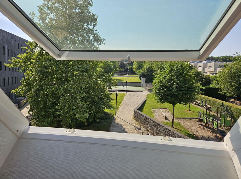 Lichtrijke, ruime (60 m2) duplex op wandelafstand van Gasthuisberg en centrum Leuven. Domiciliëring verplicht. <br />
niveau 1: <br />
Keuken met oost