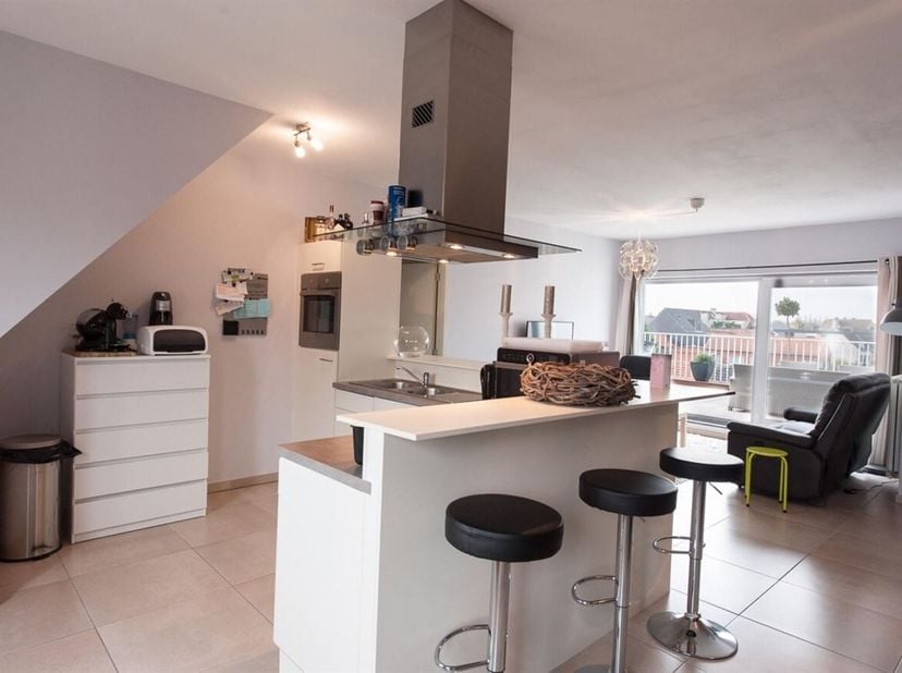 Appartement spacieux situé au centre de Beerse, à proximité des commerces, de l'E34 et des transports en commun.<br />
L'appartement comprend un hall