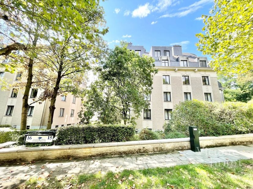 Bien présenté par Alexandra Dewitte Tel : 0473/84.61.61 ou alexandra.dewitte@victoire.be<br />
Uccle, quartier Parc Brugmann/ Messidor, proche des com