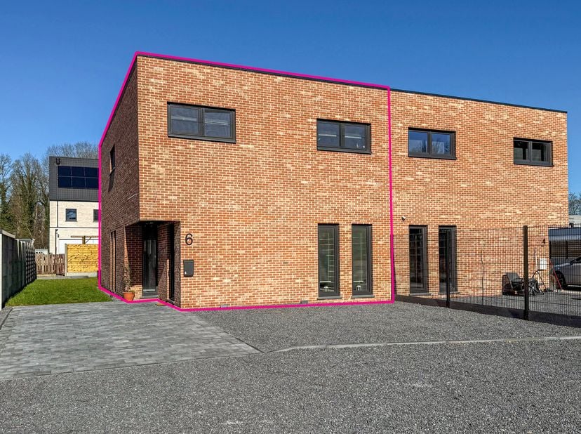 Instapklaar wonen in alle rust, en toch vlakbij het centrum!<br />
Deze volledig afgewerkte halfopen bebouwing combineert het beste van beide werelden