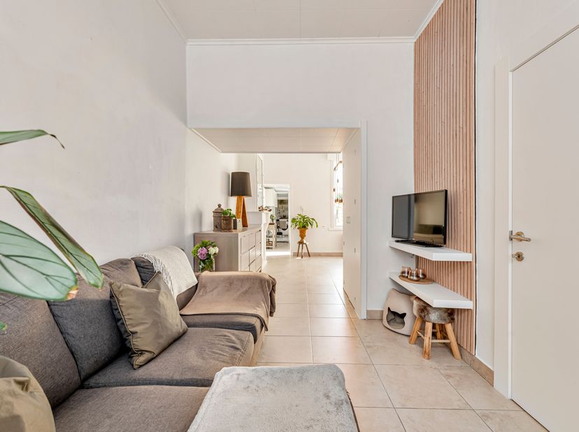 Rustig gelegen woning vlakbij centrum Roeselare zoekt zijn nieuwe eigenaars!<br />
Je betreedt de woning via de inkomhal, die rechtstreeks toegang bie
