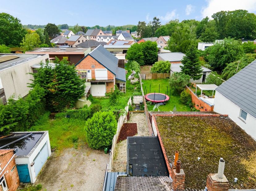 Dit instapklare woonhuis in de Molenstraat te Heist-op-den-Berg combineert directe bruikbaarheid met duidelijk verbeterpotentieel. De woning beschikt