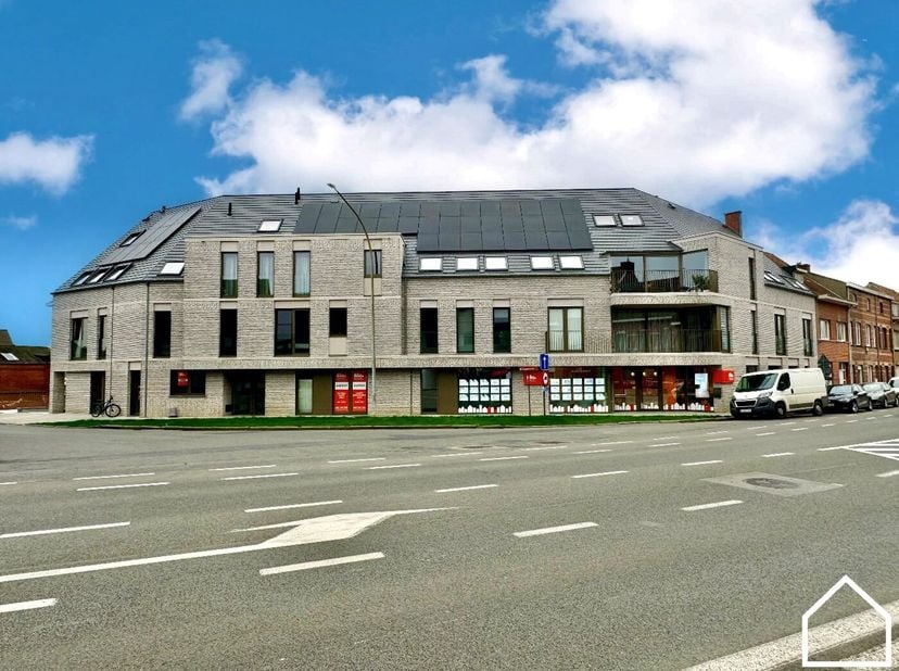 Deze casco-handelsruimte is gelegen in de recente (2023) residentie "August" op de hoek van de Haiglaan en de Augustijnenstraat.<br />
Zowel het centr