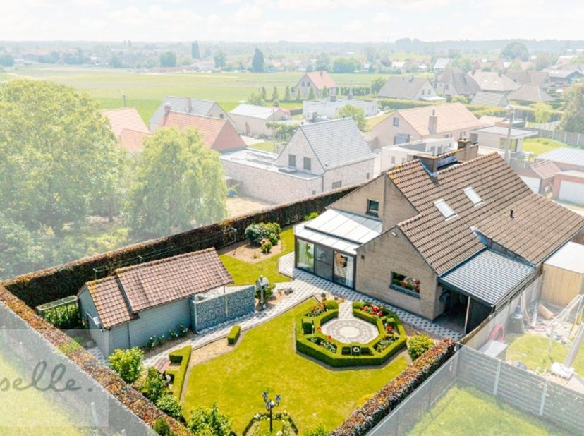 In een rustige zijstraat, op een steenworp van het centrum van Baliebrugge én Ruddervoorde, bevindt zich deze goed onderhouden villa op een mooi perce